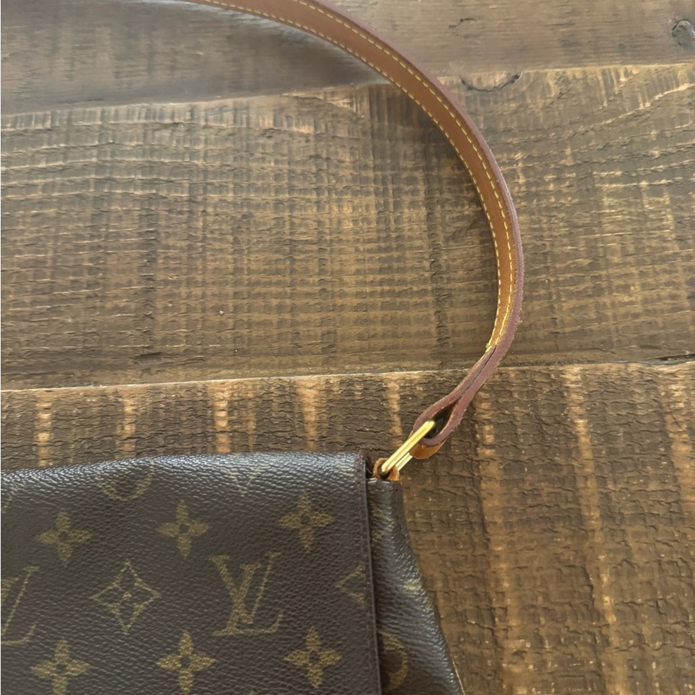 Louis Vuitton Musette Salsa GM - Picture 10 of 13